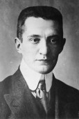Керенский Александр Фёдорович (1881-1970) российский политический и общественный деятель, видный участник Февральской революции, министр юстиции, военный и морской министр, министр-председатель Временного правительства, адвокат.  Родился в семье Федора Михайловича Керенского и Надежды Александровны Адлер. Потомственный дворянин. Отец по происхождению представитель духовенства, сын священника; мать – из дворян русско-немецкого происхождения. Родился Александр Фёдорович Керенский в мае 1881 года в Симбирске. В 1899 году Александр Керенский окончил гимназию с золотой медалью и отправился в Санкт-Петербург. Там он с лёгкостью поступил в университет, выбрав юридический факультет. В июне 1904 года закончил университет, в декабре 1904 года стал помощником присяжного поверенного Н.О. Оппеля.  В октябре 1906 года по просьбе адвоката Н. Д. Соколова, Керенский начал свою карьеру политического защитника. Участвовал в ряде крупных политических процессов. В 1912 г. Керенский был избран в 4-ю Государственную думу как депутат от города Вольска и возглавлял фракцию трудовиков.  После Февральской революции он занял пост министра юстиции во Временном правительстве, а также был одним из заместителей председателя Петроградского совета; вступил в партию эсеров. В мае возглавив военное министерство, много сделал для организации июньского наступления на фронте. В провале наступления обвинил большевиков, ввёл на фронте смертную казнь и учредил военно-революционные суды.  В июле 1917 г. Керенский стал премьер-министром; он объявил Россию республикой. Попытка Л. Г. Корнилова в сентябре 1917 г. установить военную диктатуру свидетельствовала о слабости власти Керенского.  Неспособность стабилизировать положение в стране и отказ поддержать Корнилова вызвали ненависть правых, а борьба с большевиками – противодействие левых сил. В ночь на 25 октября 1917 г., когда началось Октябрьское вооружённое восстание, Керенский бежал из Петрограда. После разгрома пытавшихся оказать сопротивление большевикам частей генерала П. Н. Краснова, он скрылся на Дон, затем эмигрировал во Францию (1918 г.).  С 1940 г. жил в Нью-Йорке. Постоянно выступал против сталинской диктатуры, но в первые дни Великой Отечественной войны заявил о поддержке СССР. До конца жизни верил в возрождение свободы в России. Умер 11 июня 1970 г. в Нью-Йорке; похоронен в Англии, где жили его сыновья.